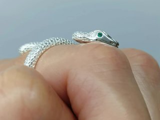 Anillo Serpiente Plata con Ojos Verdes