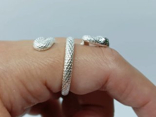 Anillo Serpiente Plata con Ojos Verdes