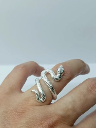 Anillo Serpiente Plata con Ojos Verdes