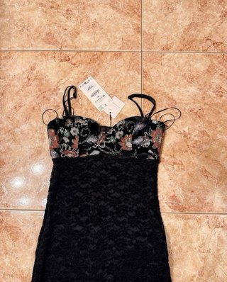 Vestido Zara bordado floral negro talla M
