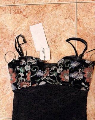 Vestido Zara bordado floral negro talla M