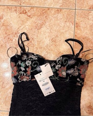 Vestido Zara bordado floral negro talla M