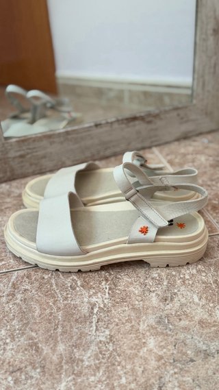 Sandalias de piel blancas cómodas