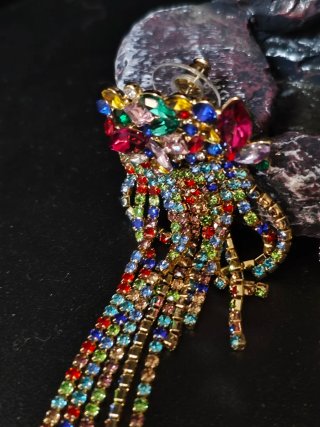 Pendientes largos con pedrería multicolor