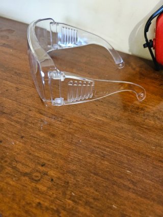 Occhiali guanti cuffie dispositivi protezione