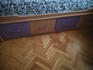 Habitación juvenil madera y lila
