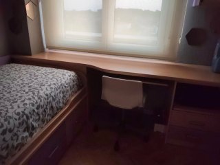 Habitación juvenil madera y lila