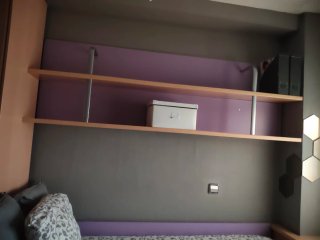 Habitación juvenil madera y lila