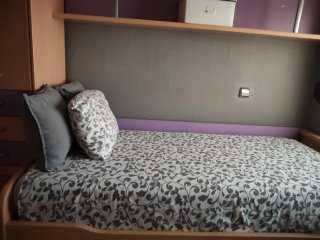 Habitación juvenil madera y lila