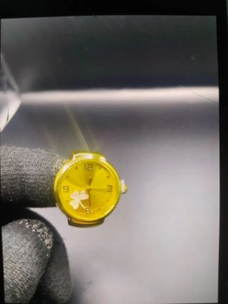 Anillo reloj dorado con trébol
