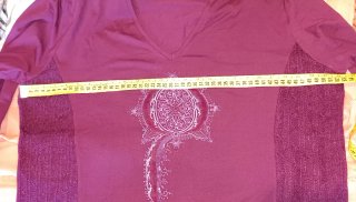 Camiseta morada manga larga con estampado