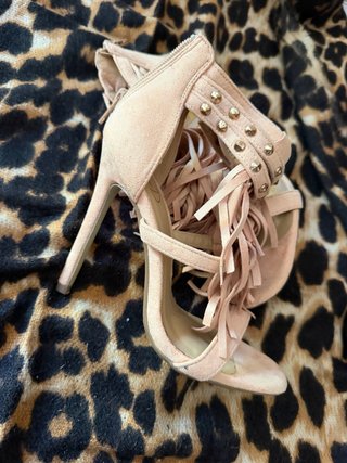 Sandalo estivo beige con frange