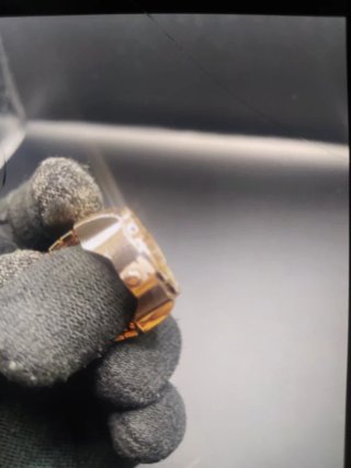 Anillo reloj con diseño de trébol y piedras