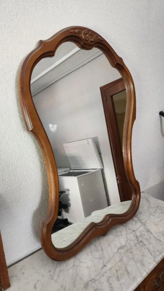 Mueble tocador antiguo con espejo