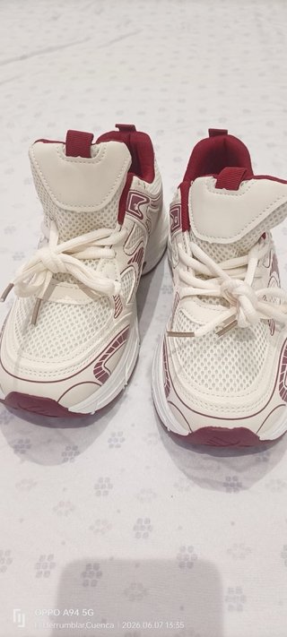 Deportivas blancas y rojas
