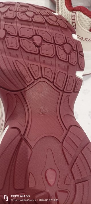 Deportivas blancas y rojas