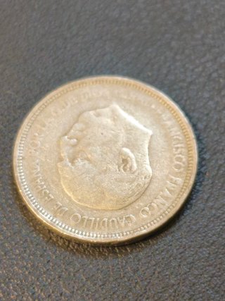 Moneda 5 Pesetas 1957 con error de acuñación.