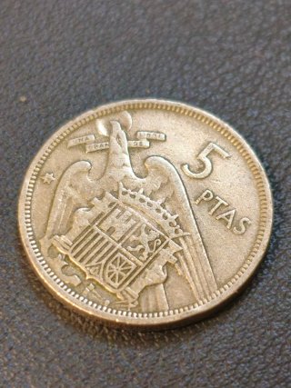 Moneda 5 Pesetas 1957 con error de acuñación.