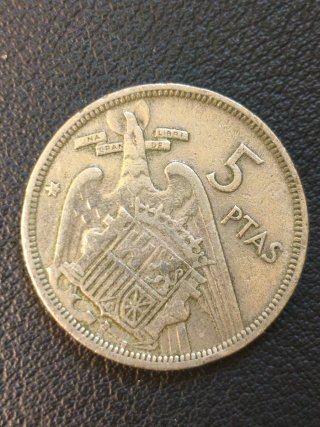 Moneda 5 Pesetas 1957 con error de acuñación.