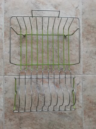 Escurridor de platos metálico y verde