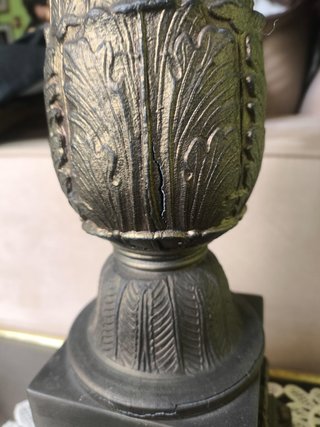 Lámpara clásica de mesa grande dorada, Funciona