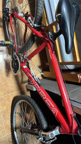 Bicicleta de montaña Orbea roja