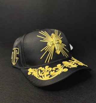 Gorra negra con cruz dorada y bordado