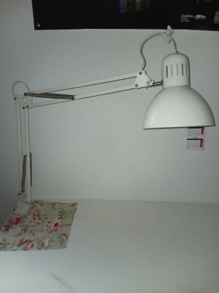 Mesa blanca con flexo