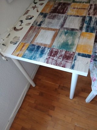 Mesa blanca con flexo