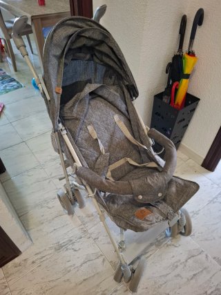 Carrito de paseo gris, buen estado.