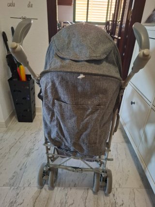 Carrito de paseo gris, buen estado.
