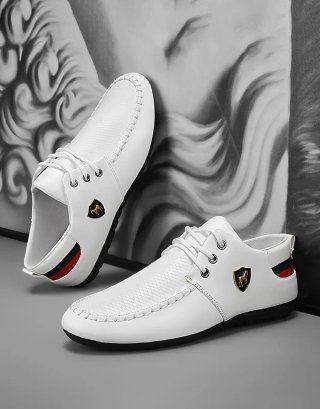Mocasines elegantes blancos con detalle