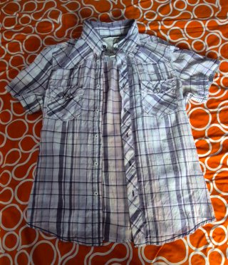 Camisa reversible manga corta.