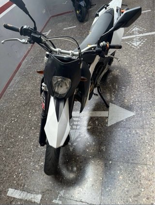 KTM 690 Supermoto Negra y Blanca