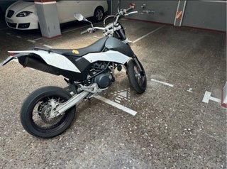 KTM 690 Supermoto Negra y Blanca