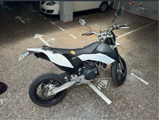 KTM 690 Supermoto Negra y Blanca