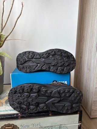 Hoka Challenger 8 Talla 43 Negro/Dorado