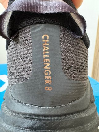 Hoka Challenger 8 Talla 43 Negro/Dorado