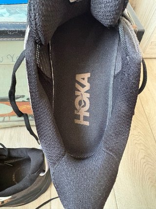 Hoka Challenger 8 Talla 43 Negro/Dorado