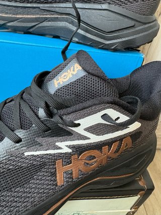Hoka Challenger 8 Talla 43 Negro/Dorado
