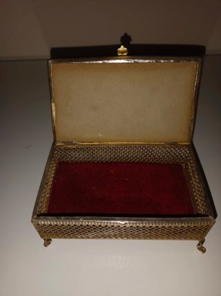 Joyero vintage con escena romántica