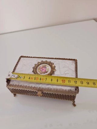 Joyero vintage con escena romántica