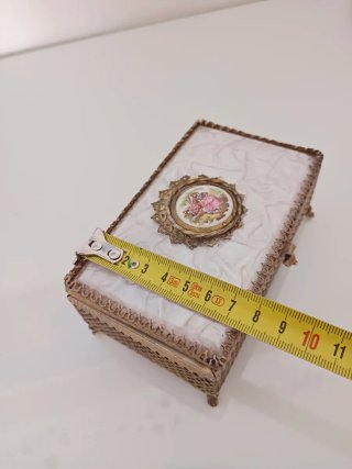 Joyero vintage con escena romántica