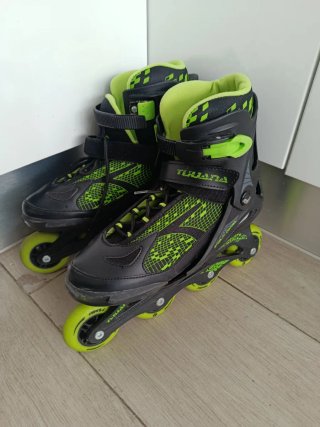 Patines en línea negros y verdes