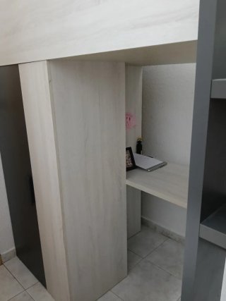Litera Ikea con escritorio y armario