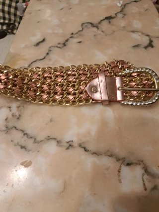 Cinturón dorado y rosa con hebilla pedrería