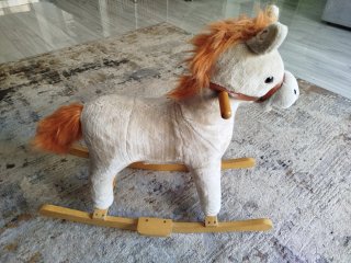 Caballo balancín peluche