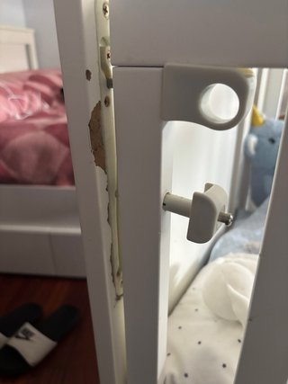 Cuna de bebé blanca con osito