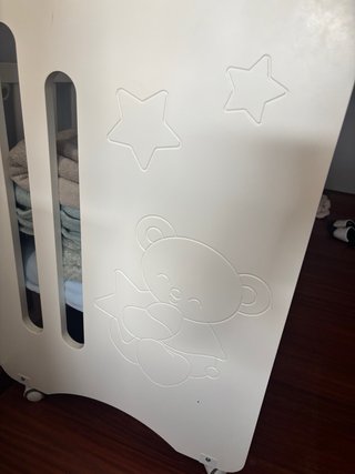 Cuna de bebé blanca con osito
