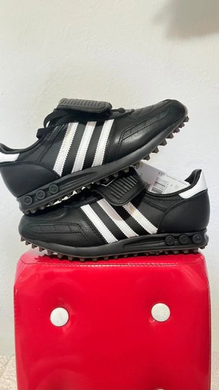Botines Adidas Negros y Blancos